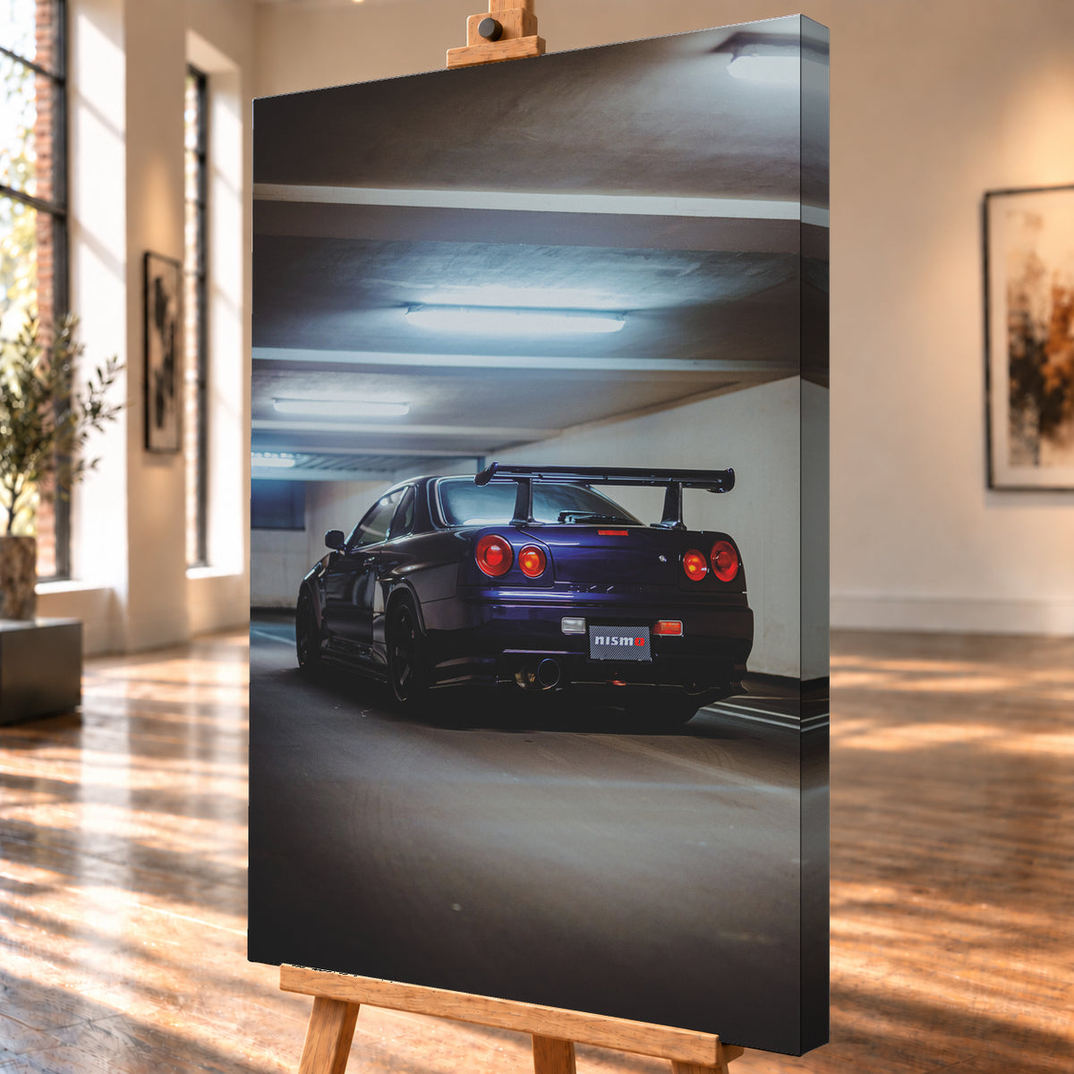 Dunkelvioletter Nissan Skyline R34 in tiefer Heckdreiviertelansicht in einem Parkhaus, mit vier runden roten Rückleuchten, großem Heckflügel, dunklen Rädern und kühlen Deckenleuchten; Visualisierung als Leinwand-Wandbild, schräg von der Seite auf einer Holzstaffelei.