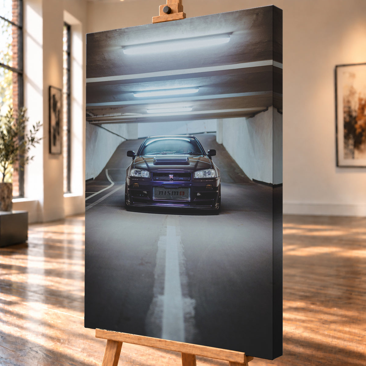 Dunkelvioletter Nissan Skyline R34 in zentraler Frontansicht auf der Zufahrt einer Parkgarage, beleuchtet von mehreren weißen Deckenleuchten und umgeben von grauen Wänden und Fahrbahnmarkierungen; Visualisierung als Leinwand-Wandbild, schräg von der Seite auf einer Holzstaffelei.