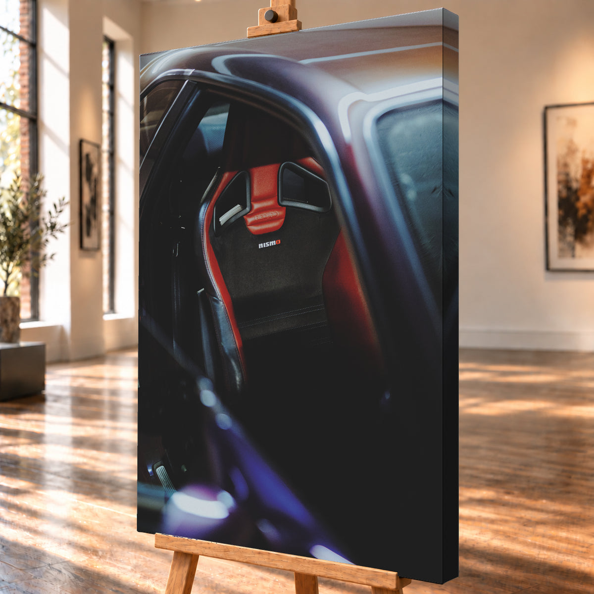 Nahaufnahme durch die geöffnete Tür eines violetten Nissan Skyline R34: Ein rot-schwarzer Sitz mit sichtbarem Nismo-Schriftzug steht im dunklen Innenraum; helle und blau-violette Reflexe verlaufen über Dachkante und Türrahmen; Visualisierung als Leinwand-Wandbild, schräg von der Seite auf einer Holzstaffelei.