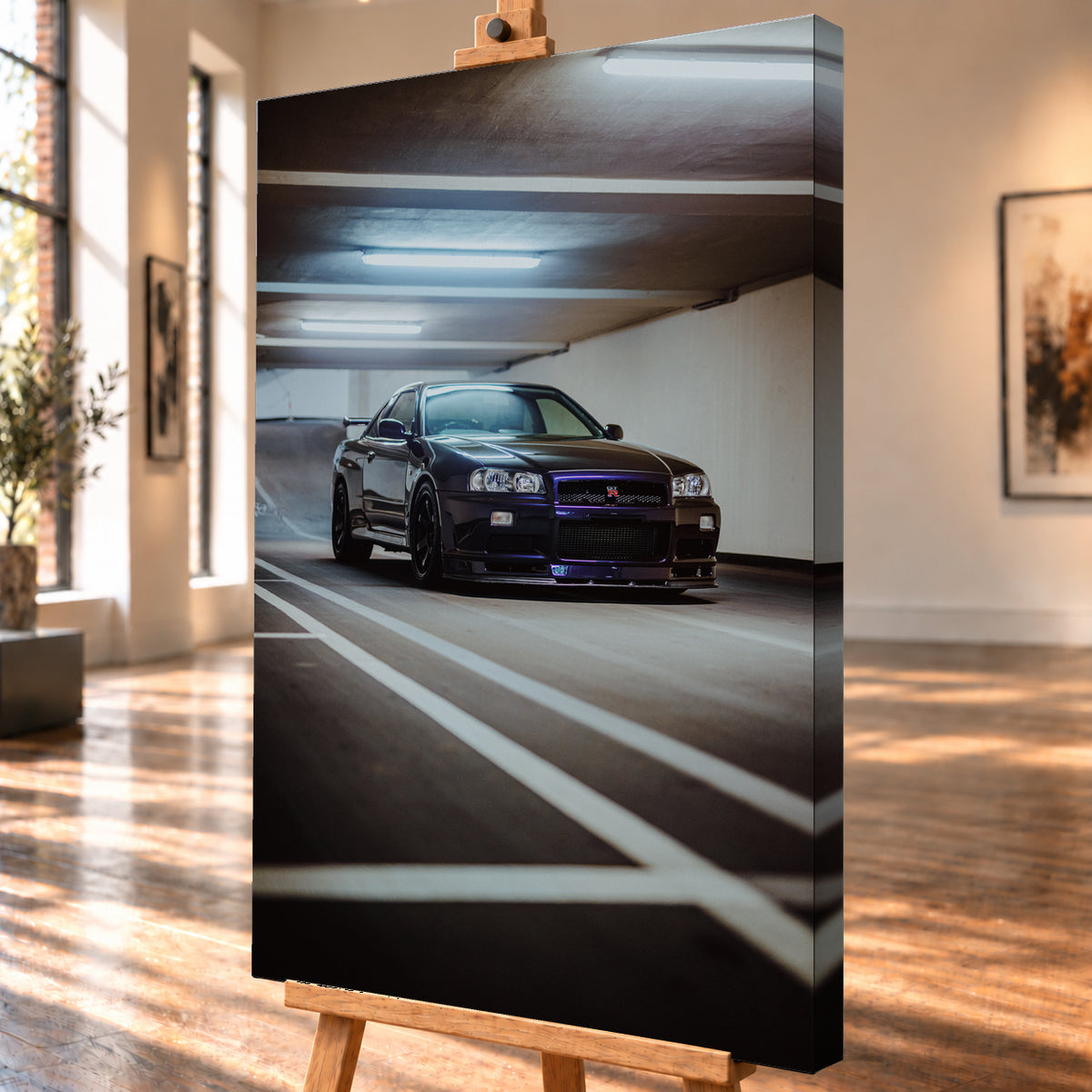 Dunkler Nissan Skyline R34 GT-R in niedriger Front-Dreiviertelansicht in einer Beton-Parkgarage, mit violett-blauen Reflexen, dunklen Rädern, Heckflügel, weißen Fahrbahnlinien und kühlen Deckenleuchten; Visualisierung als Leinwand-Wandbild, schräg von der Seite auf einer Holzstaffelei.
