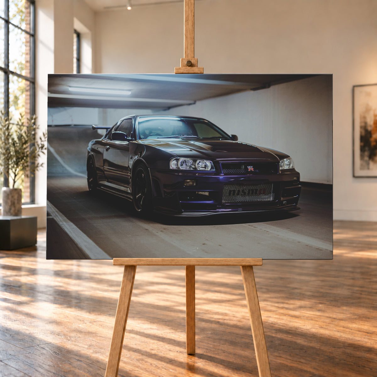 Dunkelvioletter Nissan Skyline R34 in tiefer Front-Dreiviertelansicht in einer Parkgarage. Helle Deckenleuchten spiegeln sich auf Motorhaube und Scheiben; Betonwände, Fahrbahnmarkierungen, dunkle Räder und ein Heckflügel sind sichtbar; Visualisierung als Leinwand-Wandbild, auf einer Holzstaffelei in einem hellen Galerieraum.