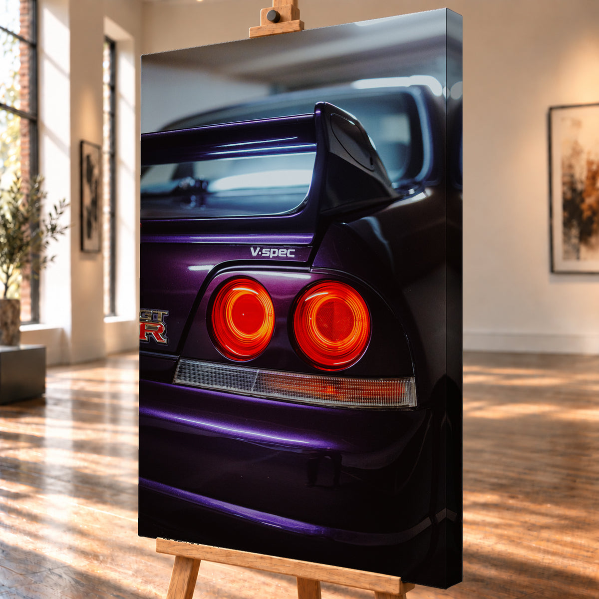 Vertikale Nahaufnahme des dunkelvioletten Hecks eines Nissan Skyline V-Spec mit zwei rot leuchtenden Rundrückleuchten, GT-R-Emblem, großem Heckflügel und blau-violetten Lichtreflexen vor unscharfem dunklem Hintergrund; Visualisierung als Leinwand-Wandbild, schräg von der Seite auf einer Holzstaffelei.