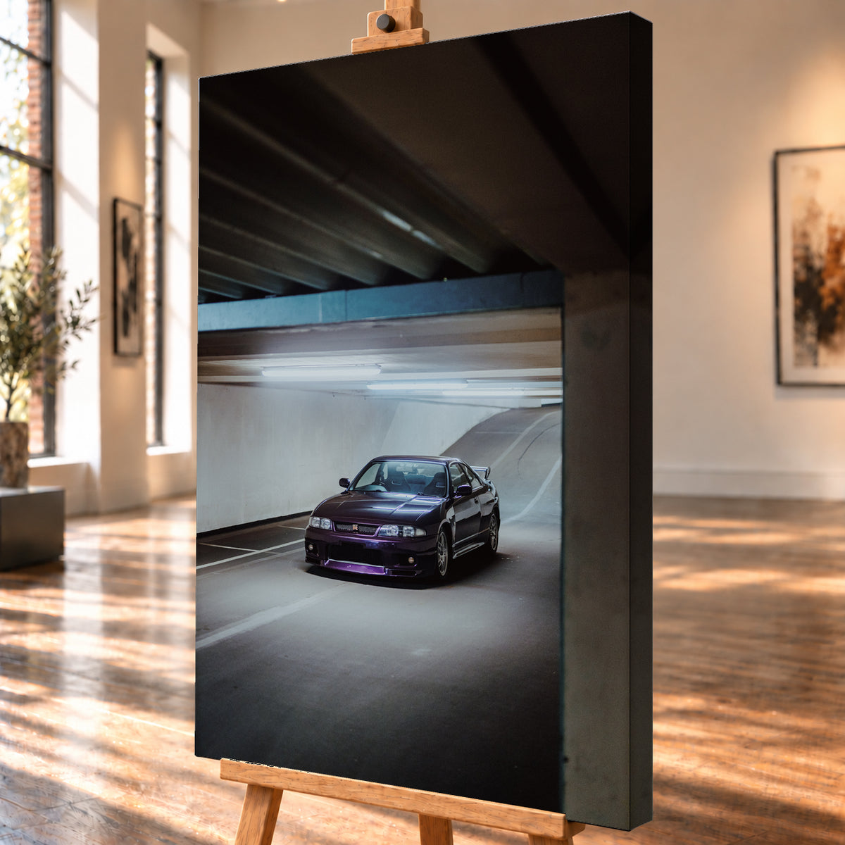 Dunkelvioletter Nissan Skyline in vorderer Dreiviertelansicht in einer Beton-Tiefgarage, beleuchtet von kühlen Deckenleuchten; Fahrbahnlinien und eine Rampe liegen im Hintergrund; Visualisierung als Leinwand-Wandbild, schräg von der Seite auf einer Holzstaffelei.