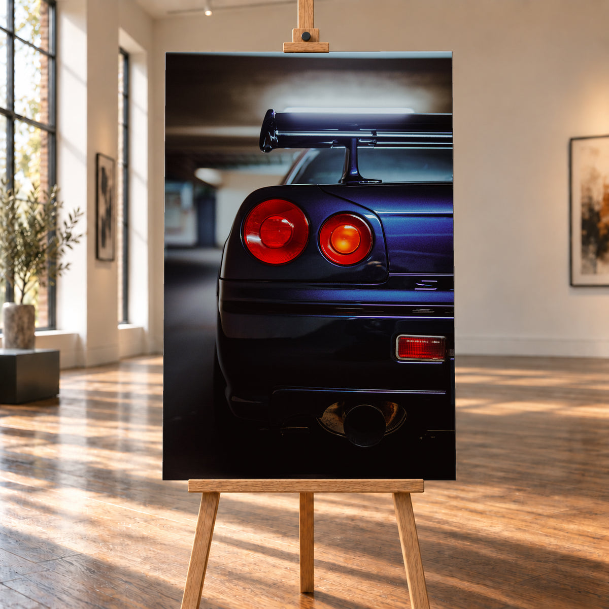 Hochformatige Nahaufnahme des Hecks eines dunkelblau-violetten Nissan Skyline V-Spec von 1999 in einem unscharfen, garagenartigen Innenraum; sichtbar sind zwei runde rote Rückleuchten, ein großer Heckflügel und ein rundes Auspuffendrohr am unteren Bildrand; Visualisierung als Leinwand-Wandbild, auf einer Holzstaffelei in einem hellen Galerieraum.