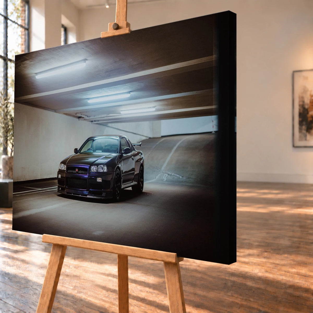 Schrägansicht eines visualisierten Leinwandbildes auf einer Holzstaffelei, mit deutlich sichtbarer dunkler Seitenkante rechts. Abgebildet ist ein dunkelvioletter Nissan Skyline GT-R R34 in einer Tiefgarage mit ansteigender Rampe im Hintergrund.