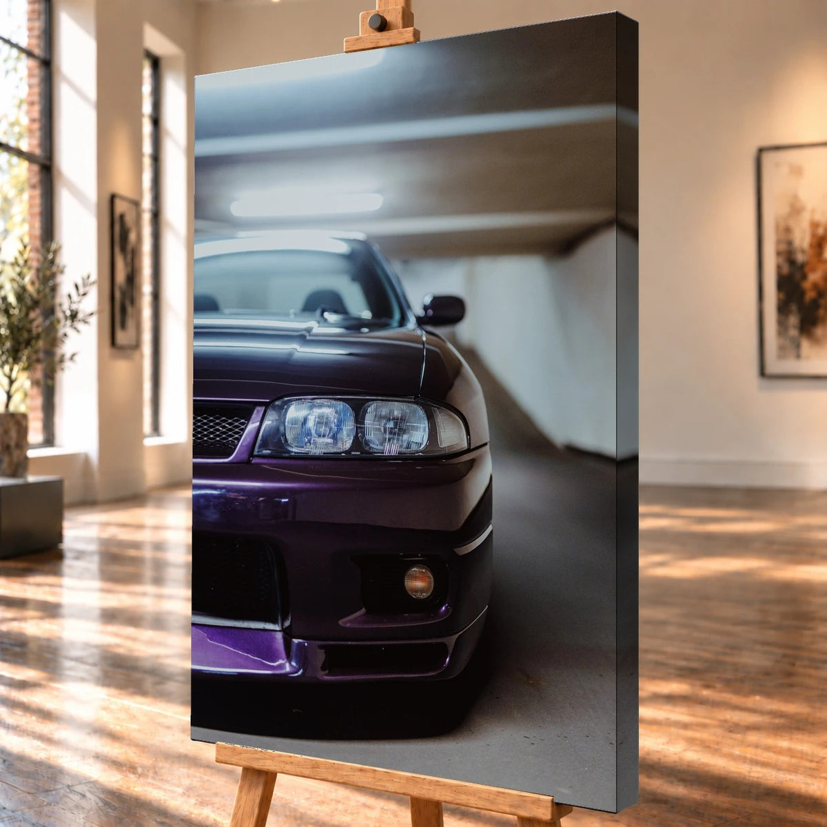 Leinwandbild als Visualisierung in schräger Ansicht auf einer Holzstaffelei, mit deutlich sichtbarer rechter Seitenkante. Im Hochformat ist die violette Front eines Nissan Skyline R33 V-Spec in einer Garage abgebildet.