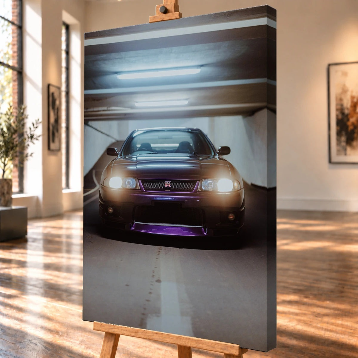 Visualisierung des Leinwandbilds in schräger Ansicht auf einer Holzstaffelei; das Motiv reicht um die sichtbare rechte Seitenkante. Zu sehen ist ein violetter Nissan Skyline GT-R R33 frontal mit leuchtenden Scheinwerfern in einer Tiefgarage.