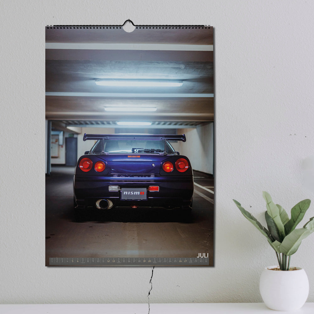 ChromeCars® Wandkalender - Nissan Skyline R34 GT-R V-spec CRS MNPIII - 2025 (DIN A2)