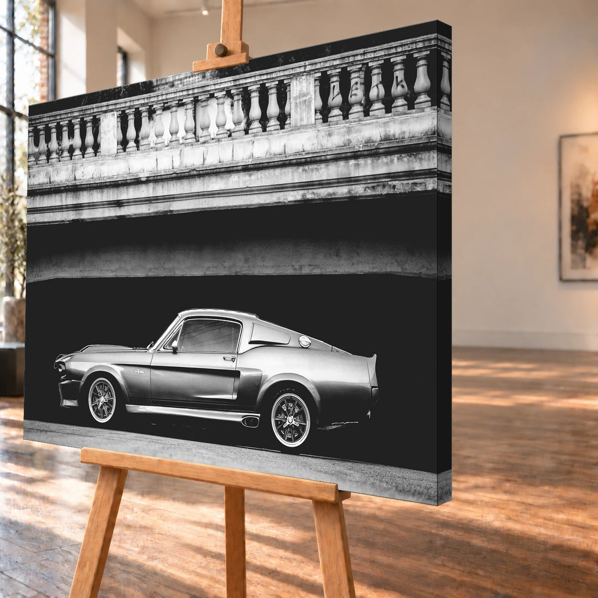 Visualisierung des Leinwandbilds aus schrägem Blickwinkel auf einer Holzstaffelei. Das Schwarz-Weiß-Motiv von Eleanor, dem Ford Mustang Shelby GT500 unter einer Brücke, setzt sich auf der sichtbaren rechten Seitenkante fort.