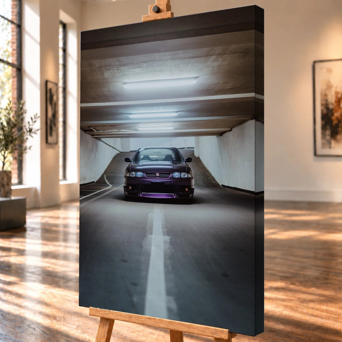 Schrägansicht eines Leinwandbilds als Produktvisualisierung auf einer Staffelei. Das Tiefgaragenmotiv mit einem dunkelvioletten Nissan Skyline GT-R R33 setzt sich auf der sichtbaren rechten Seitenkante fort.