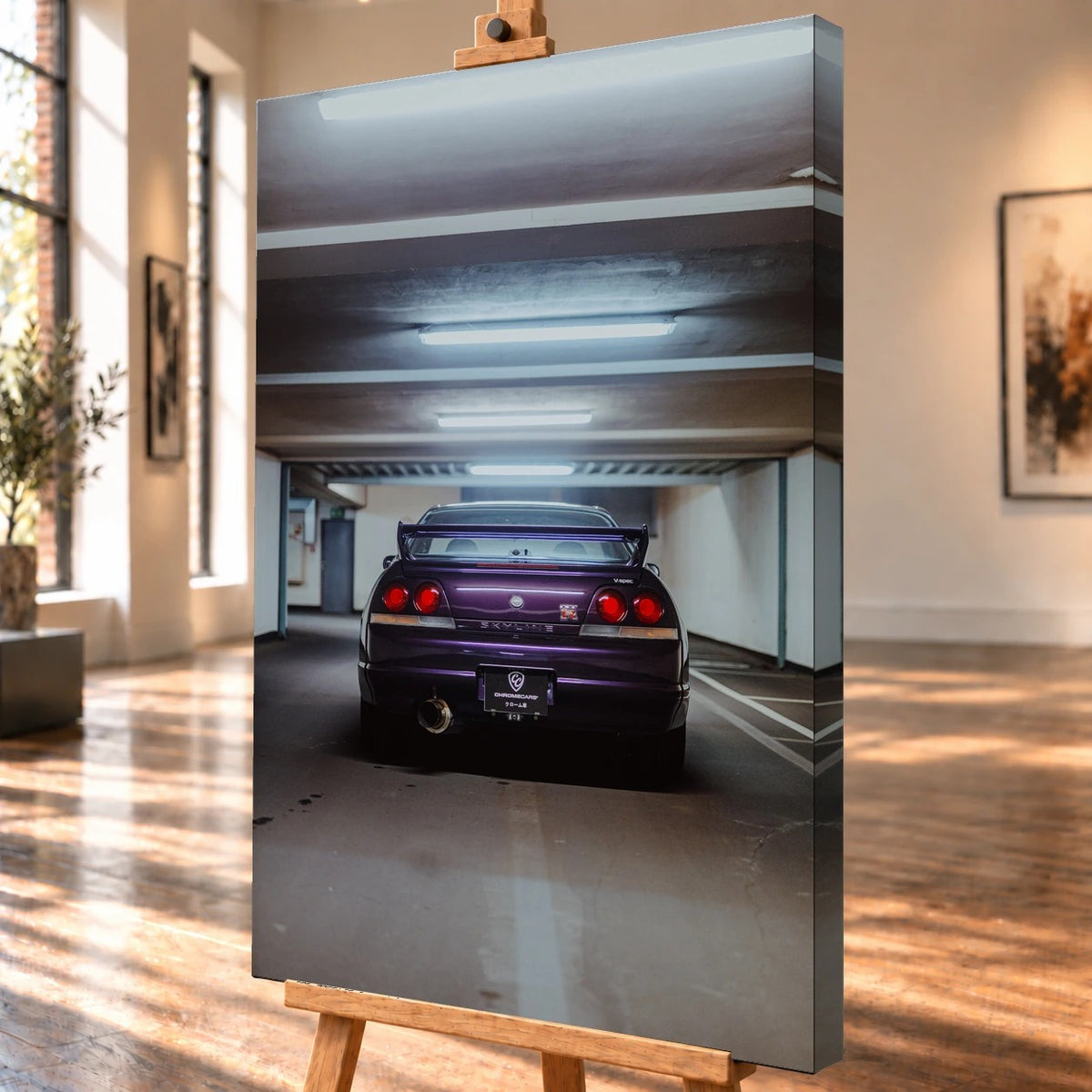 Schräge Produktvisualisierung eines Leinwandbilds auf einer Holzstaffelei, mit sichtbar um die rechte Seitenkante fortgesetztem Motiv. Abgebildet ist das Heck eines violetten Nissan Skyline GT-R R33 V-Spec unter den Deckenleuchten einer Tiefgarage.