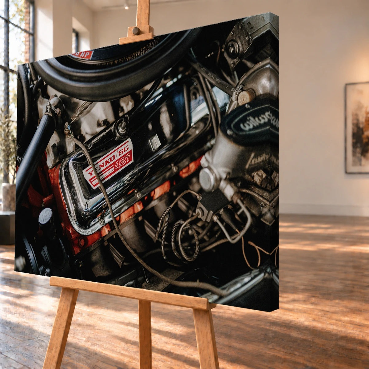 Leinwandbild als Visualisierung in schräger Ansicht auf einer Staffelei, mit um die rechte Seitenkante fortgeführtem Motiv. Im Motorraum des Chevrolet Camaro Yenko fällt der verchromte Ventildeckel mit „YENKO/SC 427“ ins Auge.