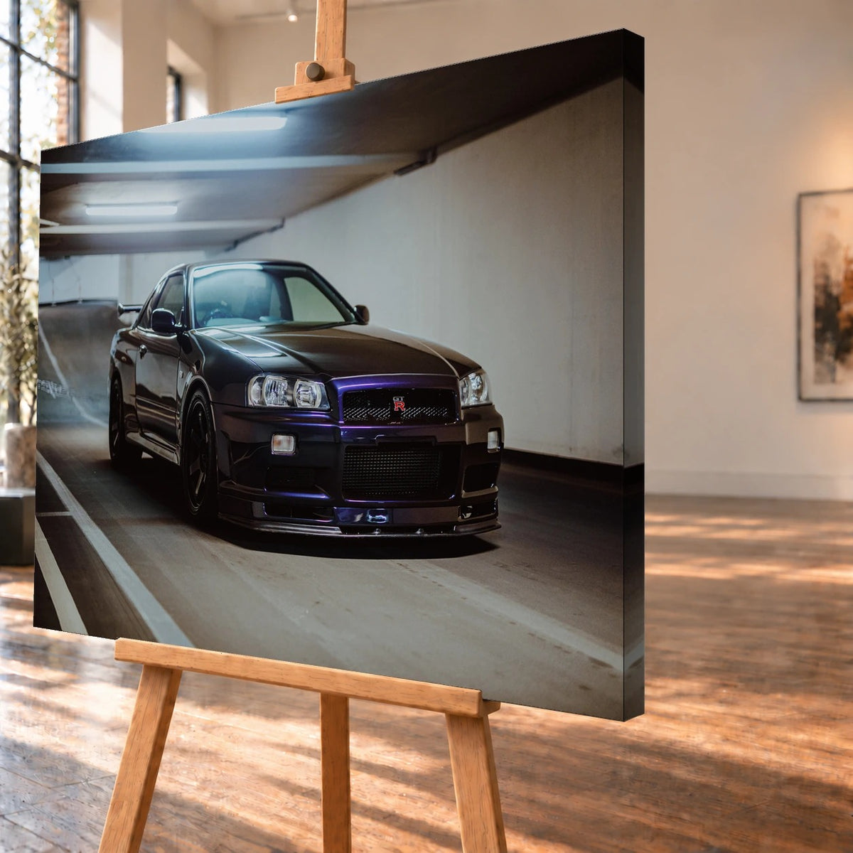 Schrägansicht eines Leinwandbildes auf einer Holzstaffelei, als Visualisierung mit deutlich sichtbarer rechter Seitenkante. Abgebildet ist ein dunkelvioletter Nissan Skyline GT-R R34 in einer Tiefgarage.