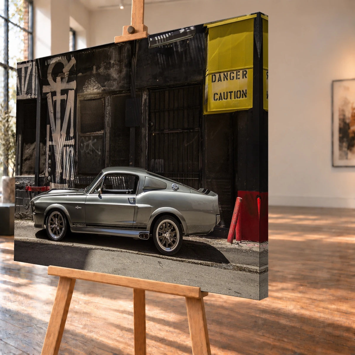 Schrägansicht der Leinwand als Produktvisualisierung auf einer Holzstaffelei. Das Motiv des silbergrauen Ford Mustang Shelby GT500 „Eleanor“ vor einer dunklen Graffiti-Fassade setzt sich auf der sichtbaren rechten Seitenkante fort.