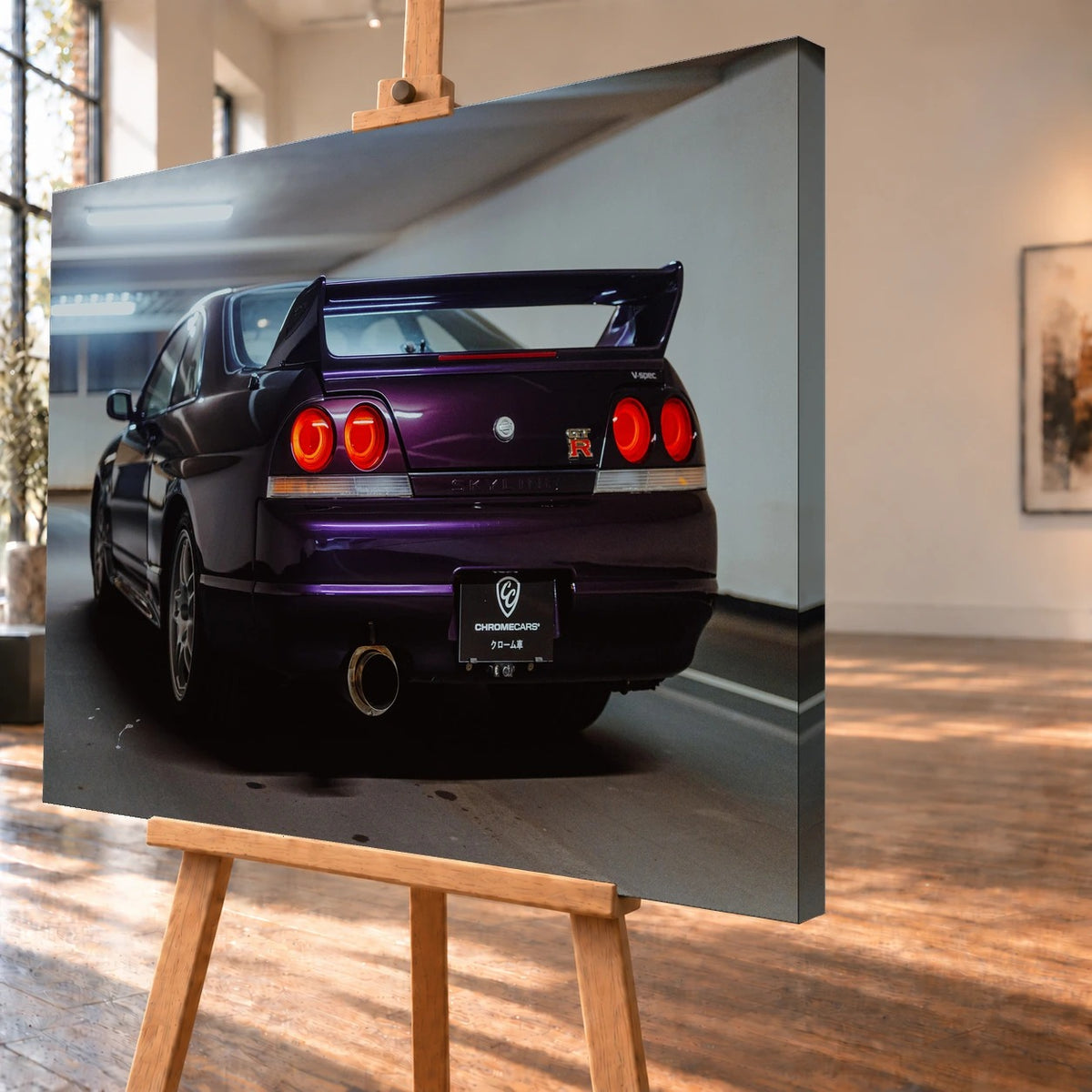 Schräge Nahansicht eines visualisierten Leinwandbilds auf einer Staffelei, mit sichtbar bedruckter rechter Seitenkante. Auf dem Bild ist ein violetter Nissan Skyline GT-R R33 V-Spec von hinten links mit großem Heckflügel zu sehen.