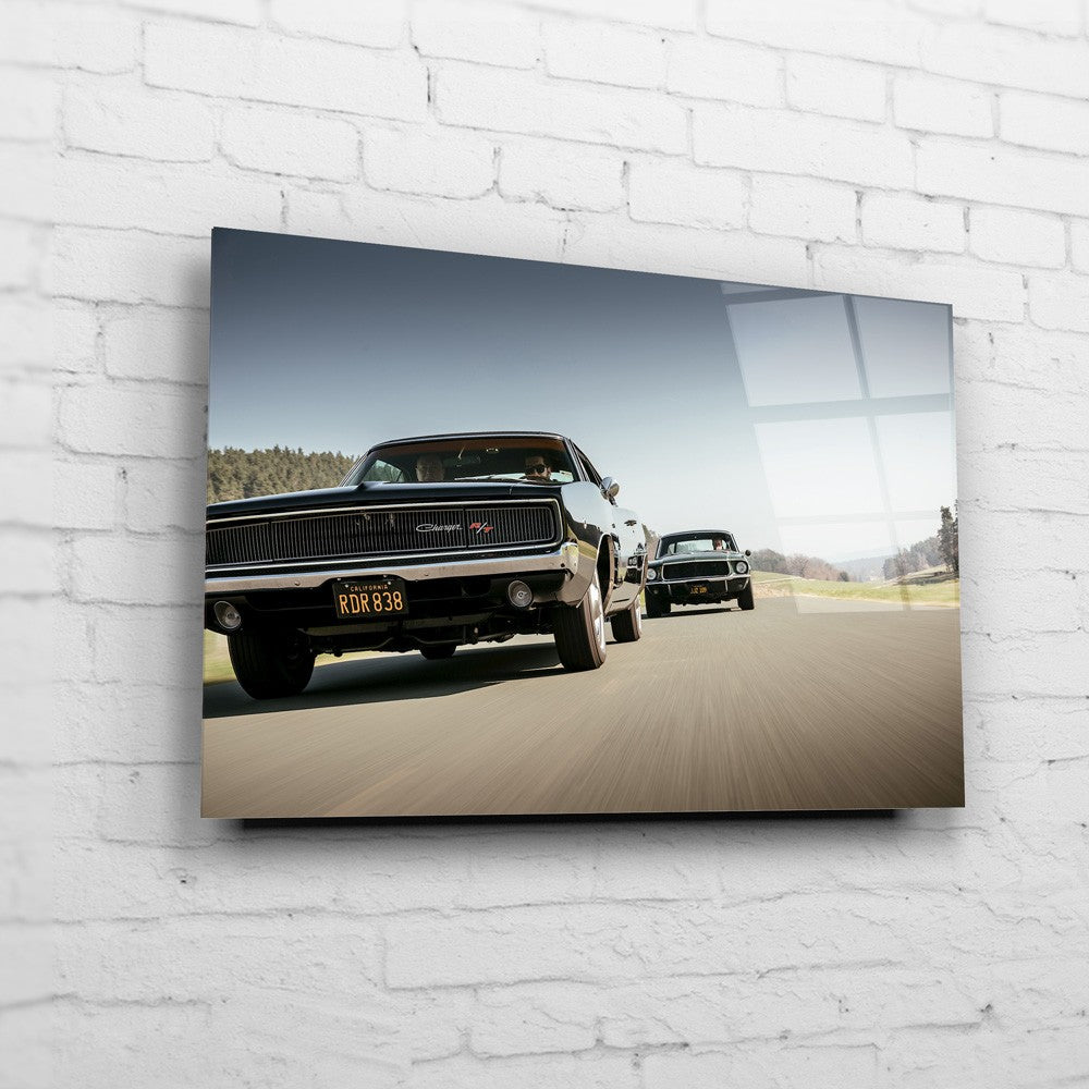 Bullitt Charger – Charger Lead auf Acrylglas an weißer Ziegelwand