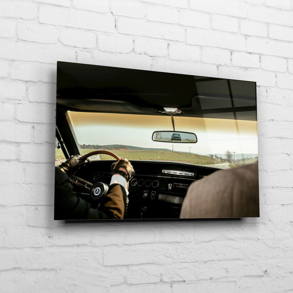 Bullitt Charger – Cockpit Chase auf Acrylglas an weißer Ziegelwand