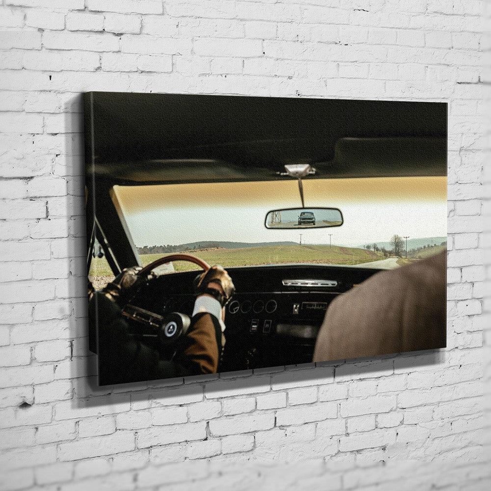 Bullitt Charger – Cockpit Chase auf Leinwand an weißer Ziegelwand