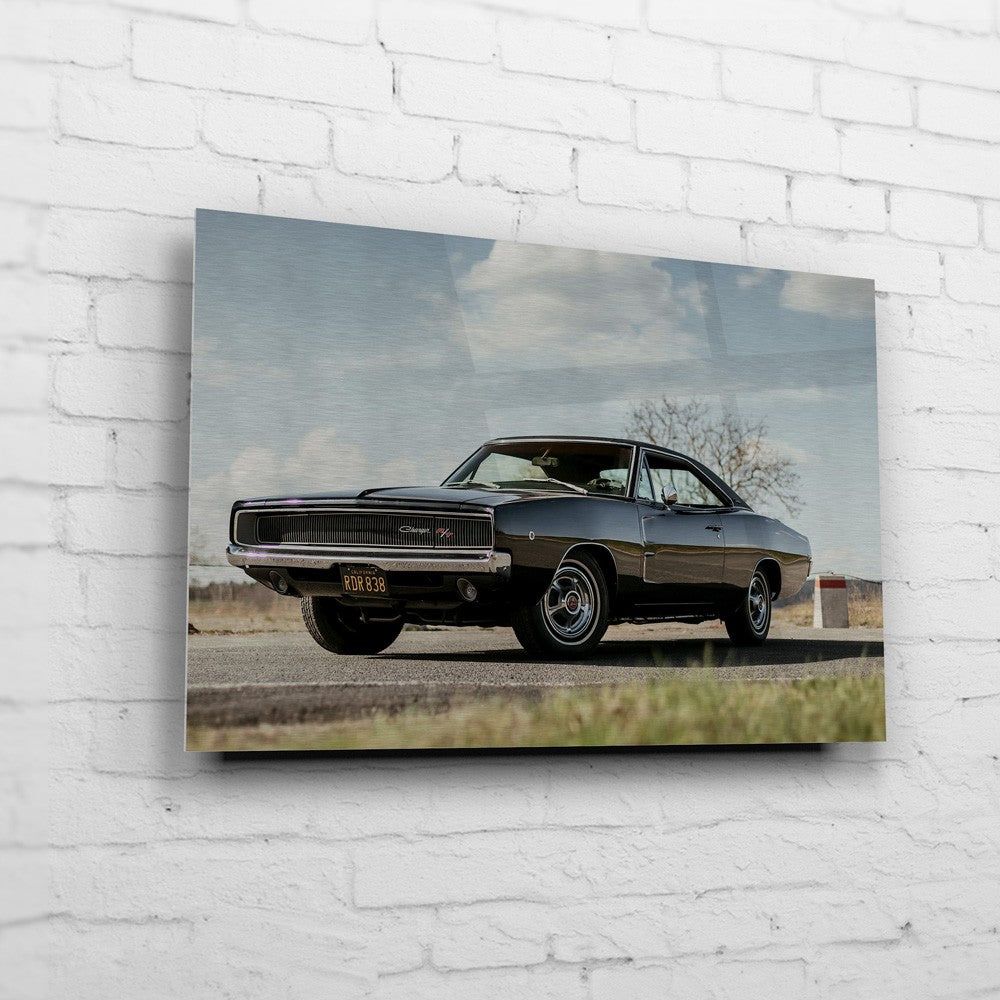 Bullitt Charger – Desert Roadside auf gebürstetem Aluminium an weißer Ziegelwand