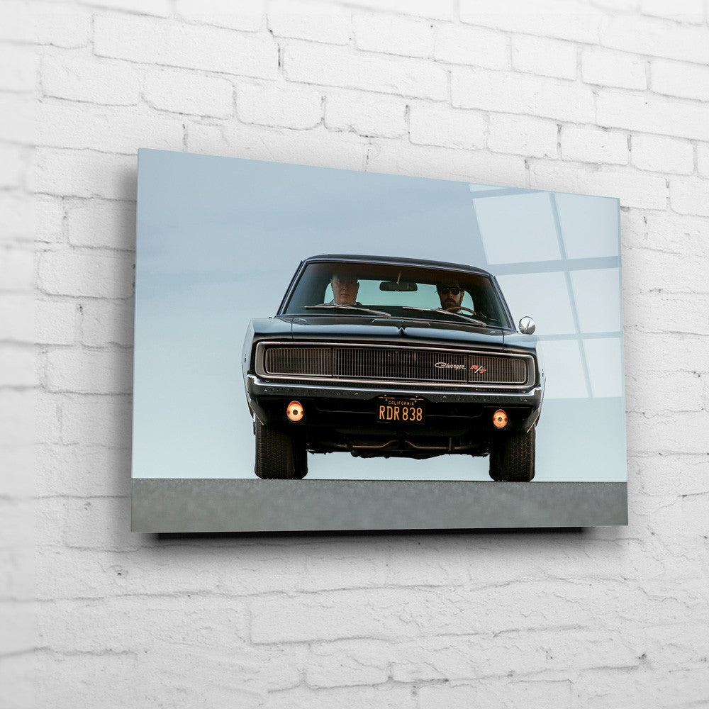 Bullitt Charger – Rear Portrait auf Acrylglas an weißer Ziegelwand