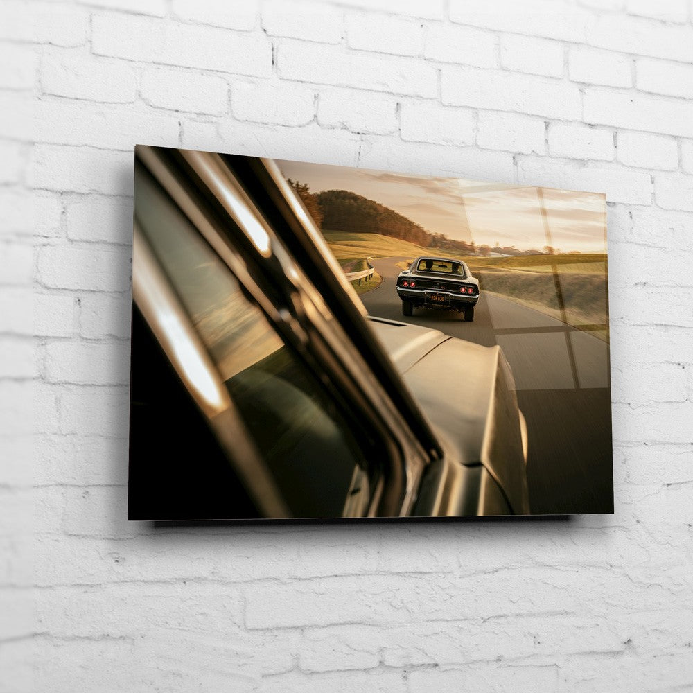 Bullitt Charger – Rearview Pursuit auf Acrylglas an weißer Ziegelwand