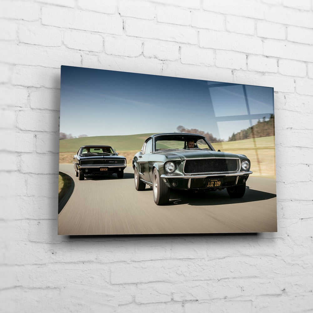 Bullitt Charger – Side-by-Side Chase auf Acrylglas an weißer Ziegelwand