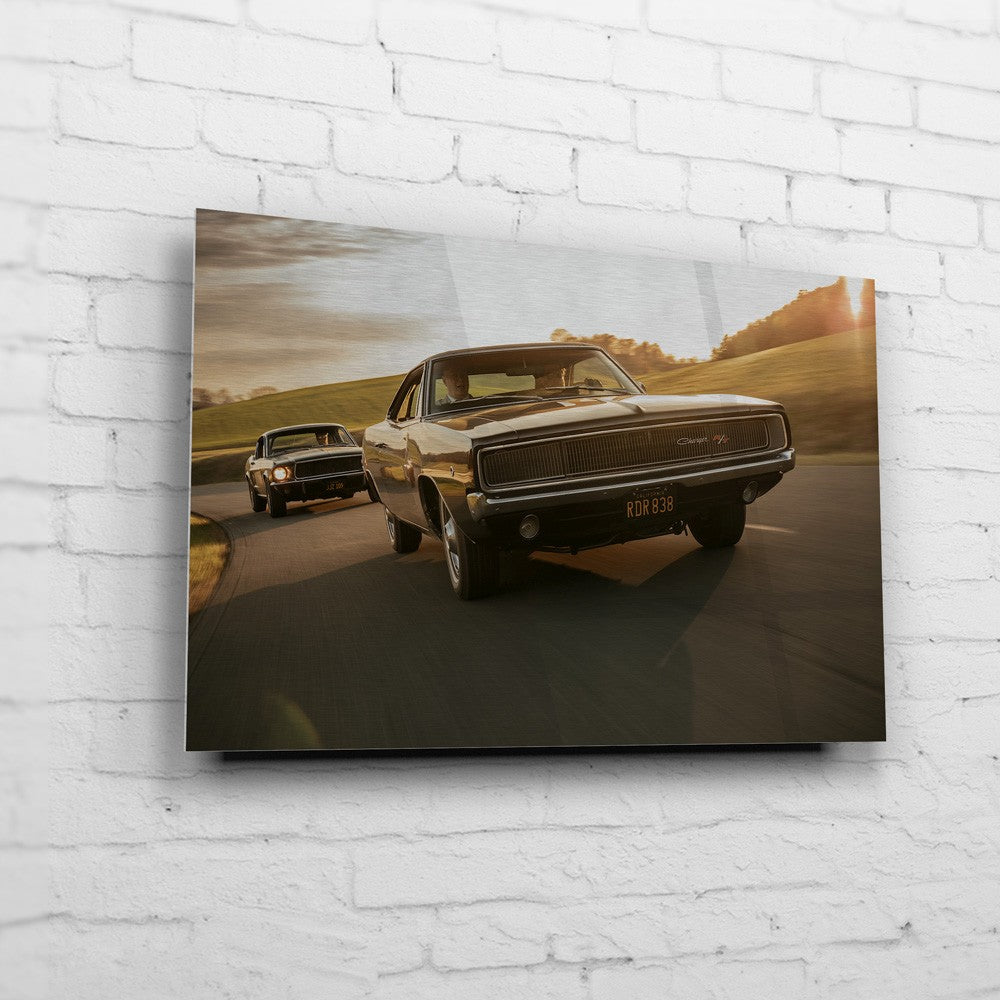 Bullitt Charger – Sunset Front Chase auf gebürstetem Aluminium an weißer Ziegelwand