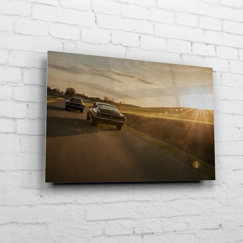 Bullitt Charger – Sunset Road Chase auf gebürstetem Aluminium an weißer Ziegelwand