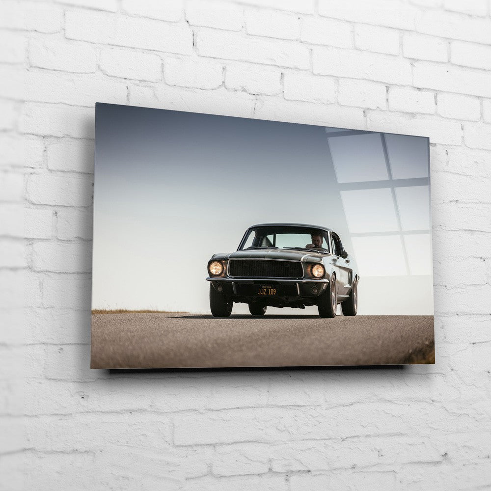 Bullitt Mustang – Hillcrest Front auf Acrylglas an weißer Ziegelwand