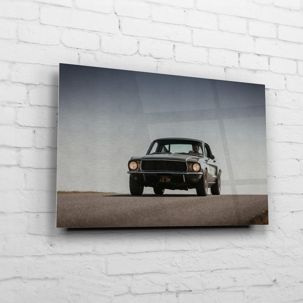Bullitt Mustang – Hillcrest Front auf gebürstetem Aluminium an weißer Ziegelwand