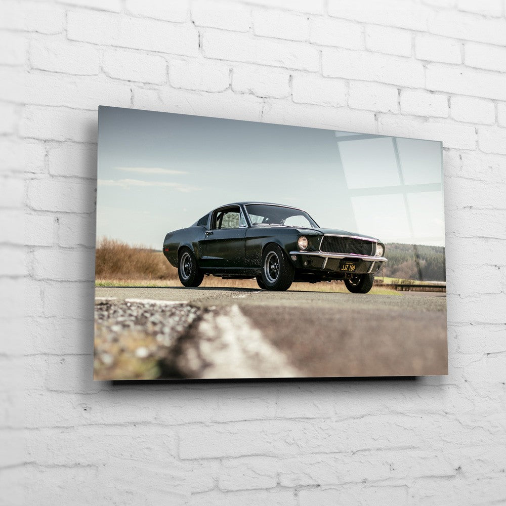 Bullitt Mustang – Roadside Profile auf Acrylglas an weißer Ziegelwand