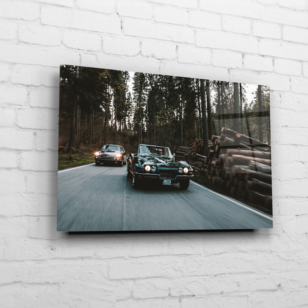 C2 & 911 – Forest Run auf Acrylglas an weißer Ziegelwand