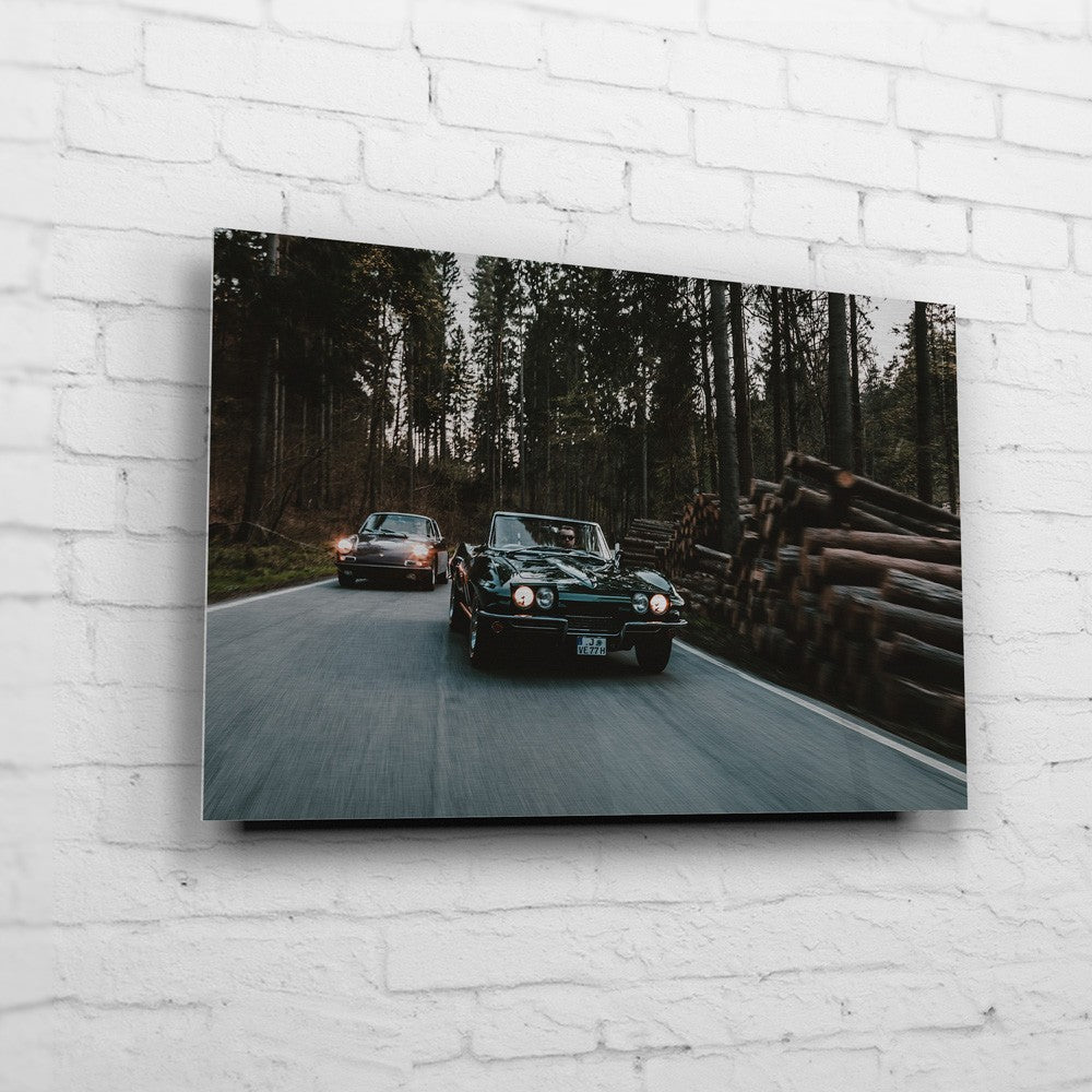 C2 & 911 – Forest Run auf gebürstetem Aluminium an weißer Ziegelwand