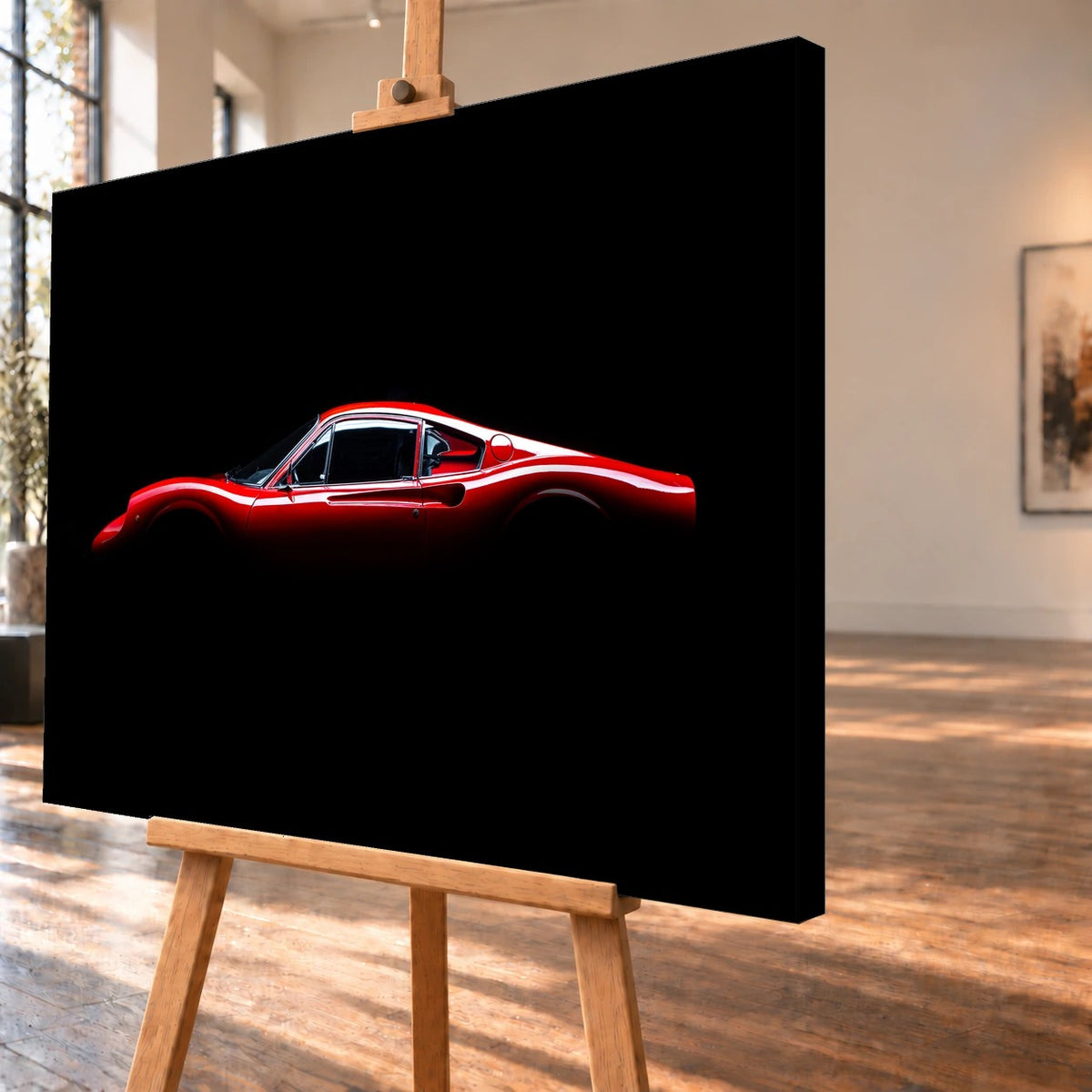 Roter Ferrari GT 246 im Seitenprofil vor Schwarz, als Leinwandbild auf einer Holzstaffelei visualisiert. Die schräge Ansicht zeigt die rechte Seitenkante des Bildes.