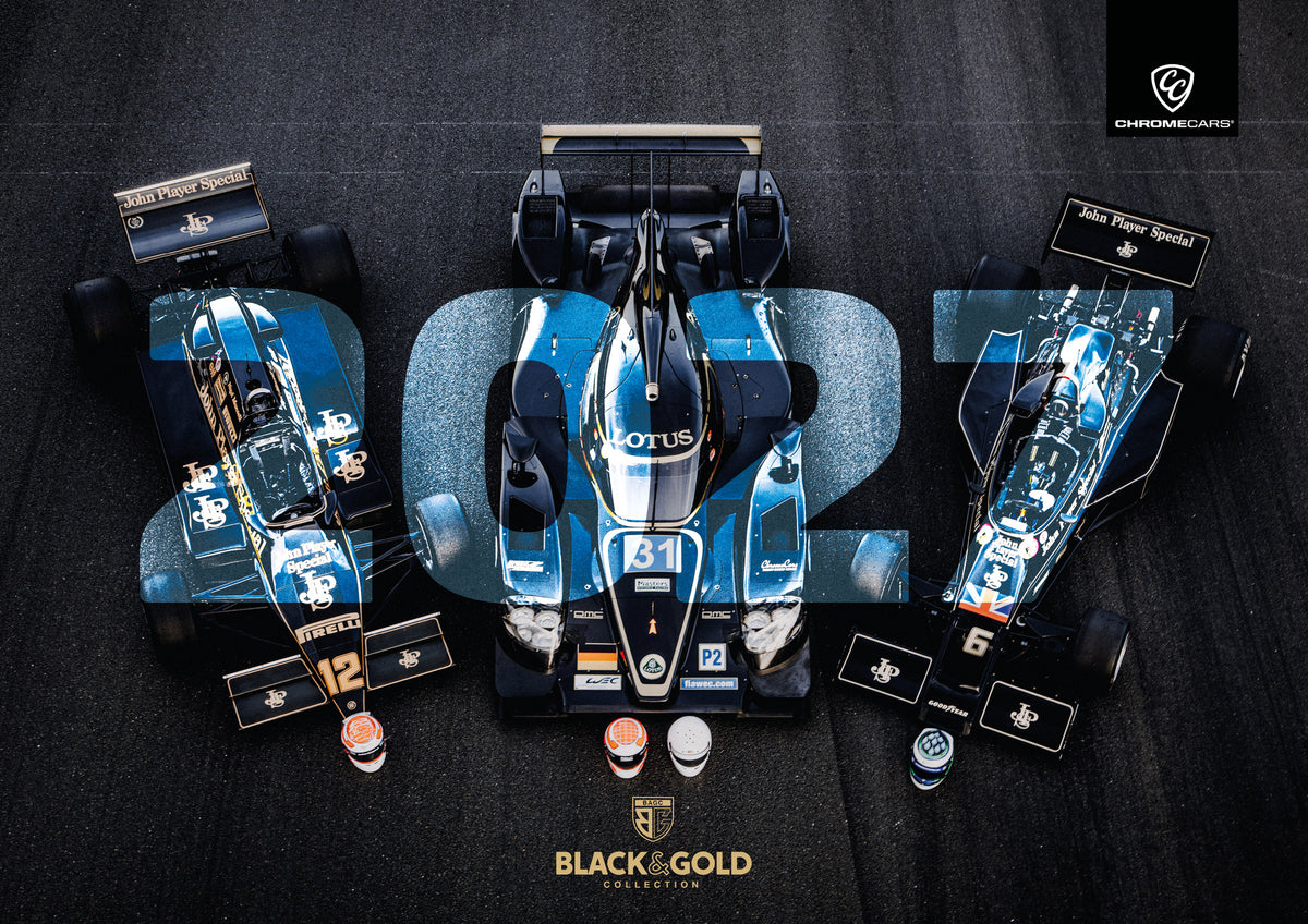 Black & Gold Collection Kalender 2027 – Deckblatt: Drei historische Lotus-Rennwagen sind streng von oben nebeneinander arrangiert; Startnummern und dunkle Gold-Lackierungen bilden ein grafisches Ensemble