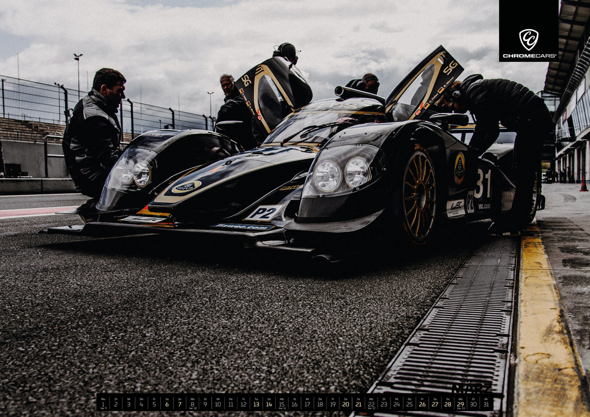 Black & Gold Collection Kalender 2027 – März: Ein Lotus LMP2 steht im Hochformat an der Boxenmauer, während Personen daneben arbeiten; Himmel und Pitlane öffnen die Szene nach oben