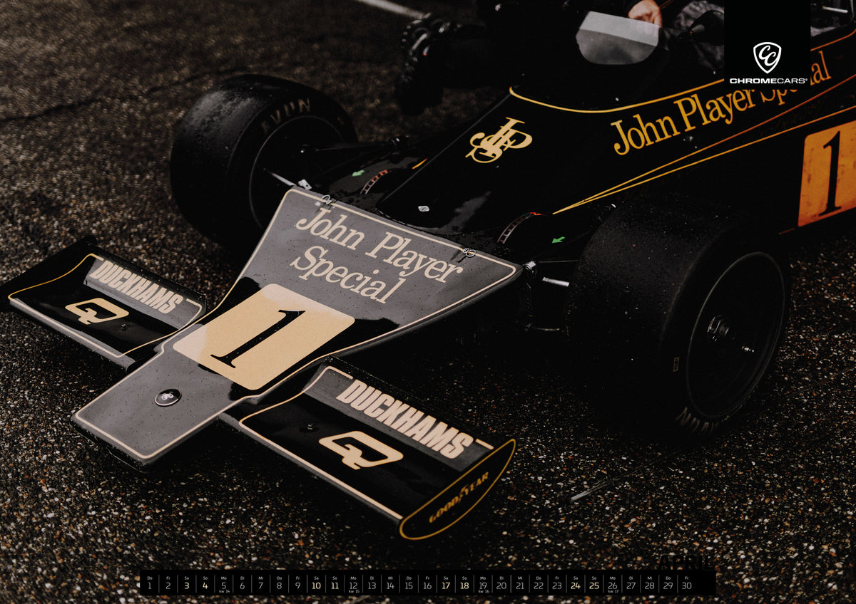 Black & Gold Collection Kalender 2027 – April: Die Nahaufnahme zeigt die spitze Front des Lotus 76 mit goldener John-Player-Special-Lackierung und großer Startnummer 1
