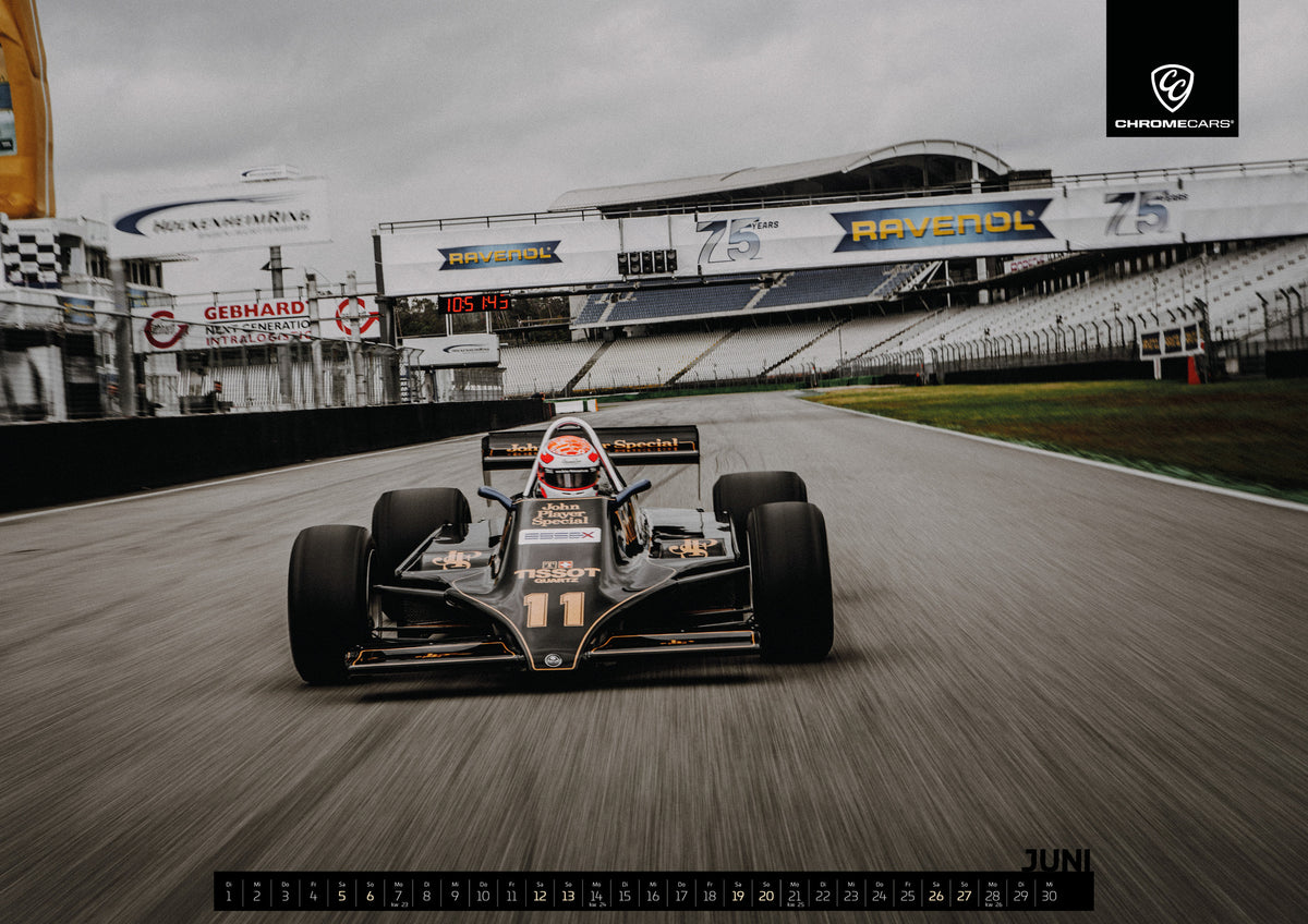 Black & Gold Collection Kalender 2027 – Juni: Der Lotus 87 fährt frontal über die Start-Ziel-Gerade; Tribünen und Boxenmauer ziehen als Linien nach hinten