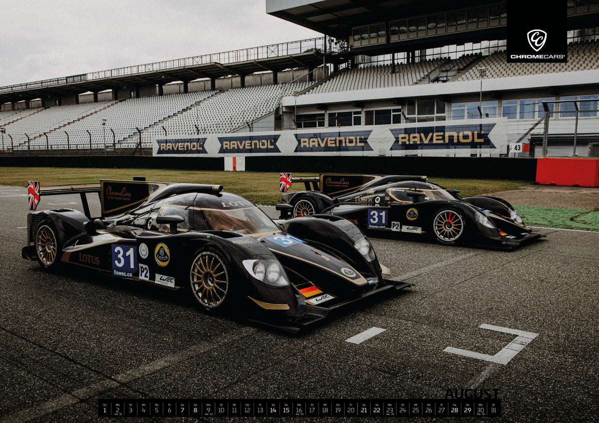 Black & Gold Collection Kalender 2027 – August: Zwei schwarz-goldene Lotus LMP2 stehen nebeneinander auf der Rennstrecke; Startnummern 31 und 32 sowie die flachen Prototypenformen dominieren
