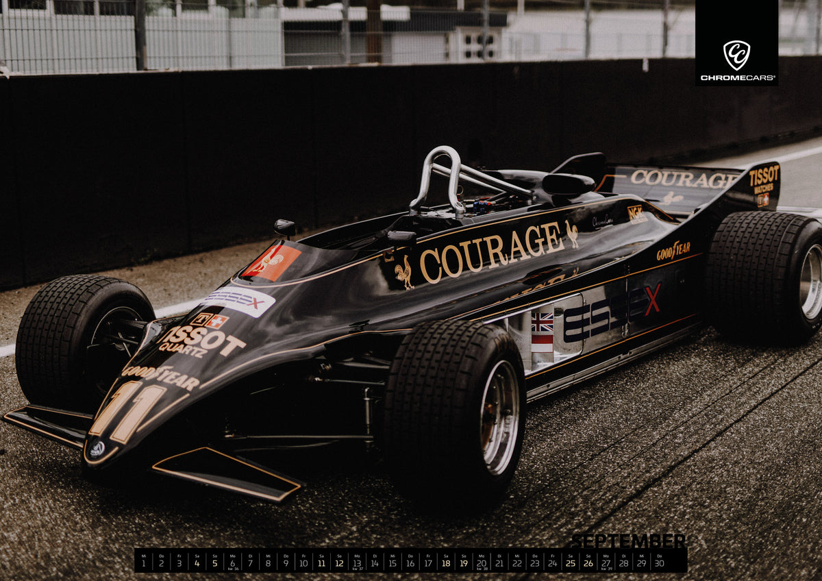 Black & Gold Collection Kalender 2027 – September: Der Lotus 88 steht schräg von vorn auf der Rennstrecke; schwarze Gold-Lackierung, breite Reifen und flache Nase prägen das Motiv