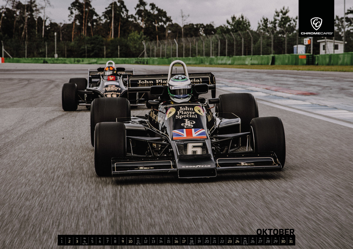Black & Gold Collection Kalender 2027 – Oktober: Lotus 77 und Lotus 88 fahren hintereinander über die Strecke; die frontale Perspektive bündelt beide Formelwagen in einer Linie