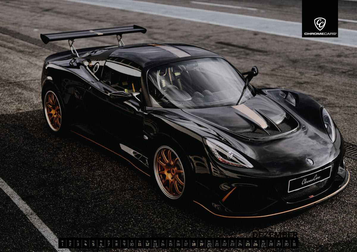 Black & Gold Collection Kalender 2027 – Dezember: Der schwarze Lotus Exige 430 Cup steht schräg von oben auf dem Asphalt; goldene Felgen und orange Akzente heben sich ab