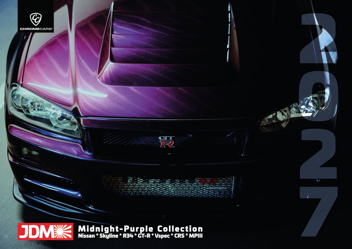 Kalendercover mit einer Nahansicht der Front eines Nissan Skyline R34. Die Motorhaube schimmert violett und blau, breite Lüftungslamellen sitzen oberhalb des schwarzen Grills mit GT-R-Emblem. Seitlich sind die rechteckigen Scheinwerfer zu sehen. Oben links steht das ChromeCars®-Logo, rechts die Jahreszahl „2027“ in großen, übereinander angeordneten Ziffern. Unten stehen ein JDM-Logo und „Midnight-Purple Collection“ mit der Fahrzeugzeile „Nissan * Skyline * R34 * GT-R * Vspec * CRS * MPIII“.