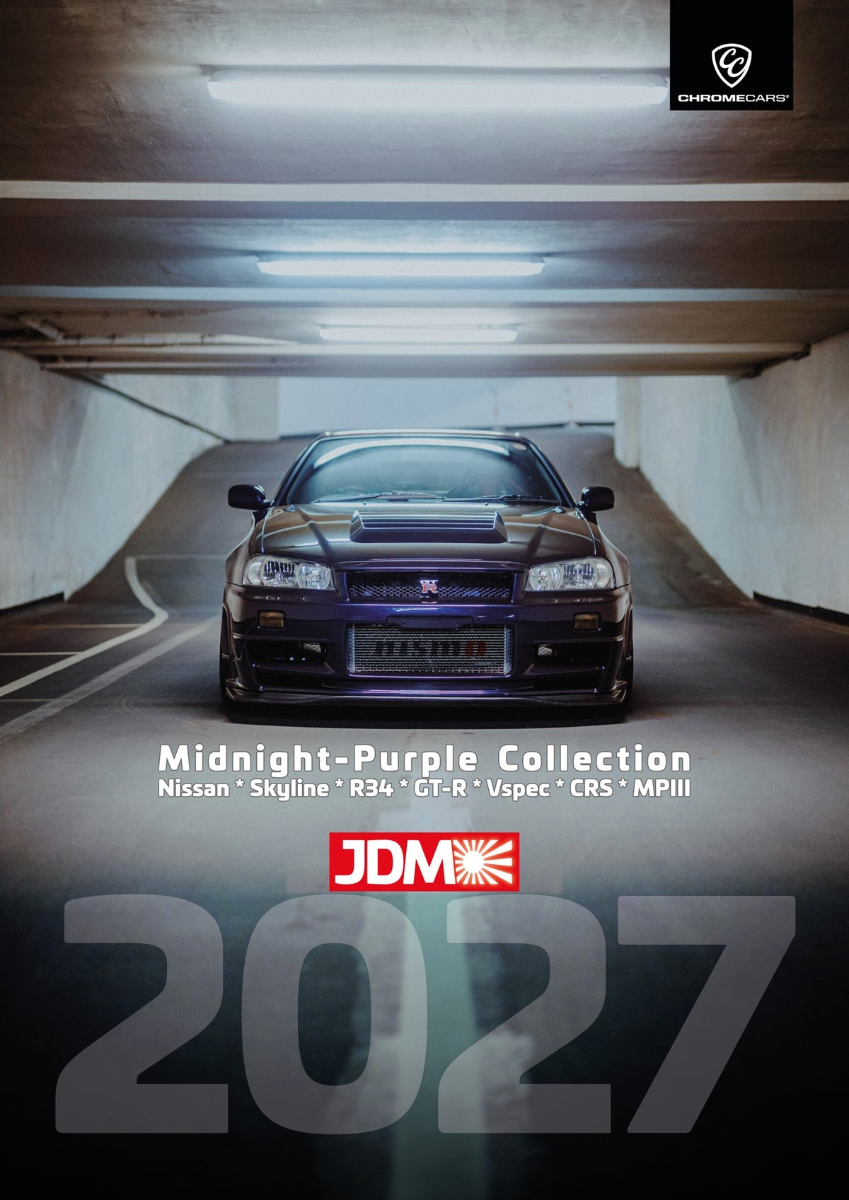 Kalendercover mit einem dunkelvioletten Nissan Skyline R34 in frontaler Ansicht in einer Tiefgarage unter hellen Deckenleuchten. Hinter dem Wagen steigt die Fahrbahn an. Unter dem Fahrzeug stehen „Midnight-Purple Collection“ und eine Modellzeile zum Nissan Skyline R34. Darunter folgen ein rotes JDM-Logo und die große Jahreszahl „2027“. Oben rechts ist das ChromeCars®-Logo zu sehen.