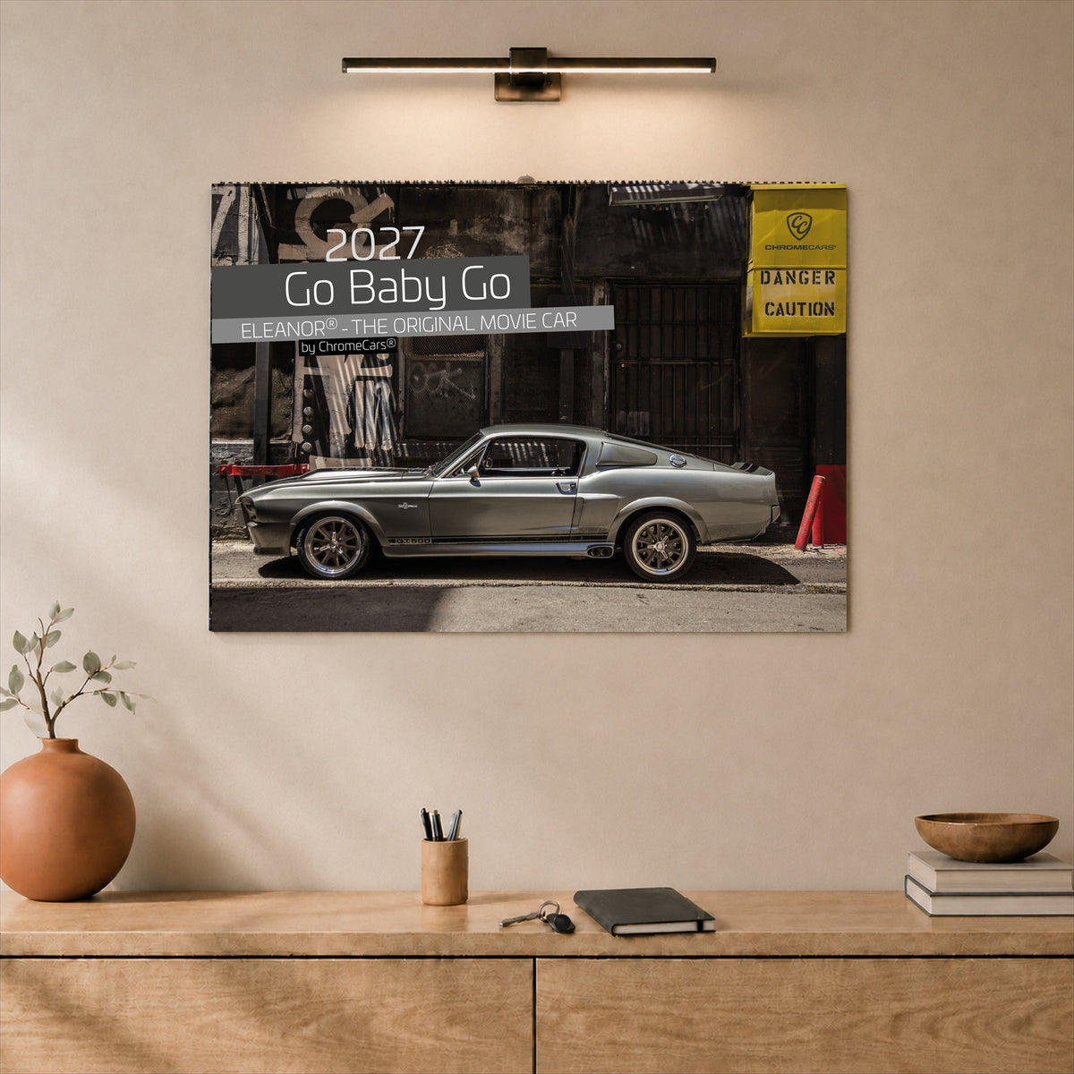 Eleanor – Kalender 2027 Querformat – Titelansicht im Raum