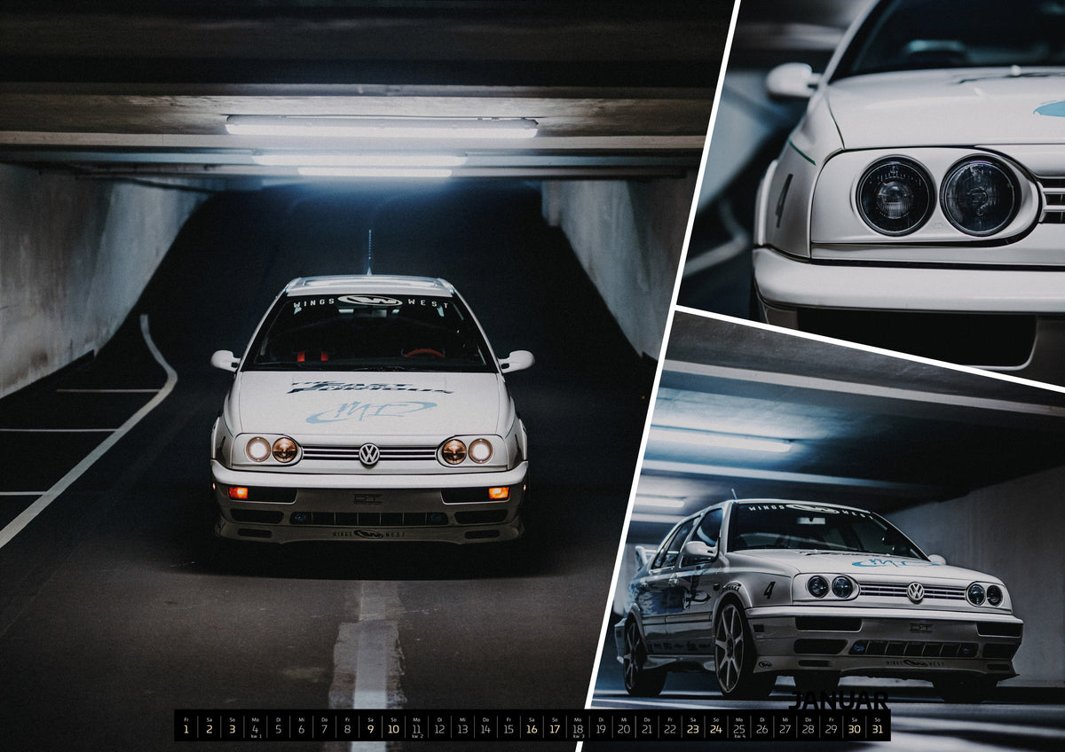 Jesse’s Jetta Kalender 2027 – Januar: Eine Bildkomposition vereint folgende Ansichten: Die Frontpartie von Jesses Jetta ist eng angeschnitten; zwei runde Scheinwerfer und die graue Grafik auf weißem Lack bestimmen das…