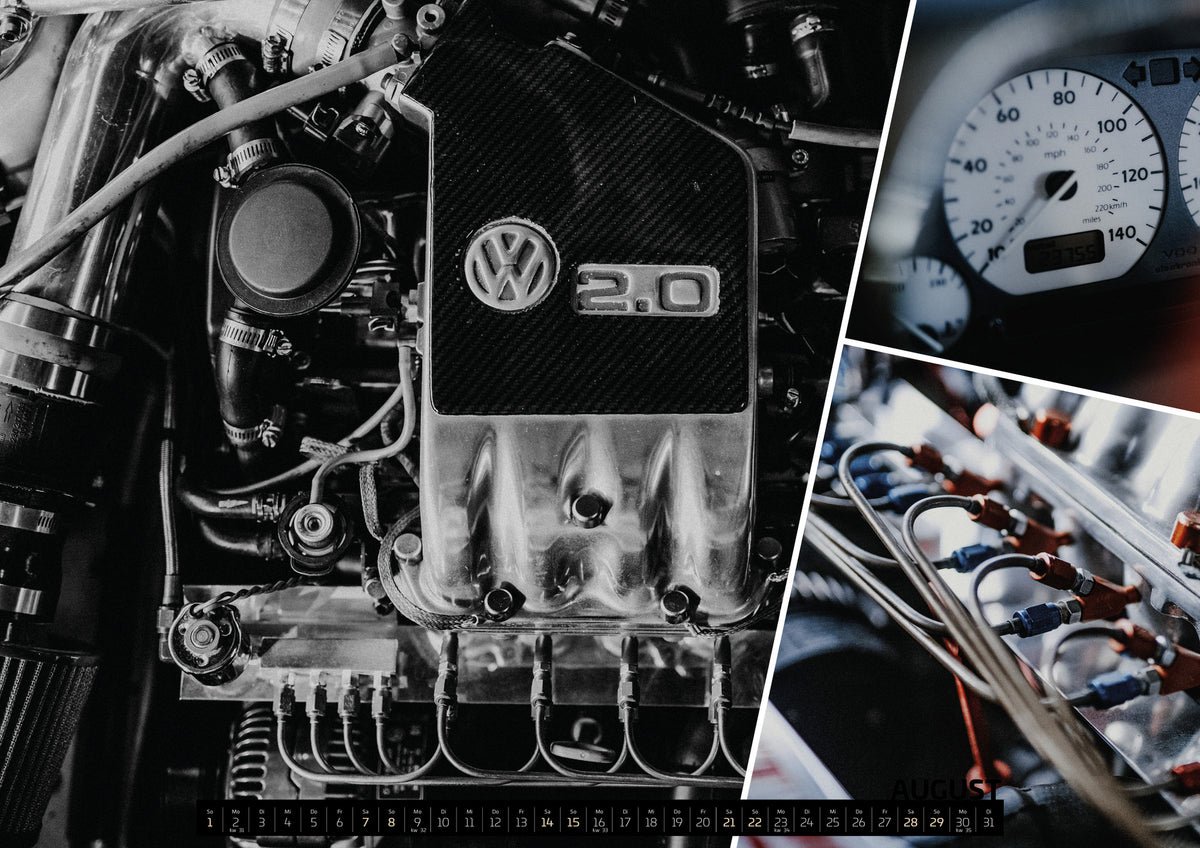 Jesse’s Jetta Kalender 2027 – August: Eine Bildkomposition vereint folgende Ansichten: Weiße Rundinstrumente von Jesses Jetta sind eng fokussiert; rote Zeiger und dunkler Innenraum erzeugen starken Kontrast; Die…