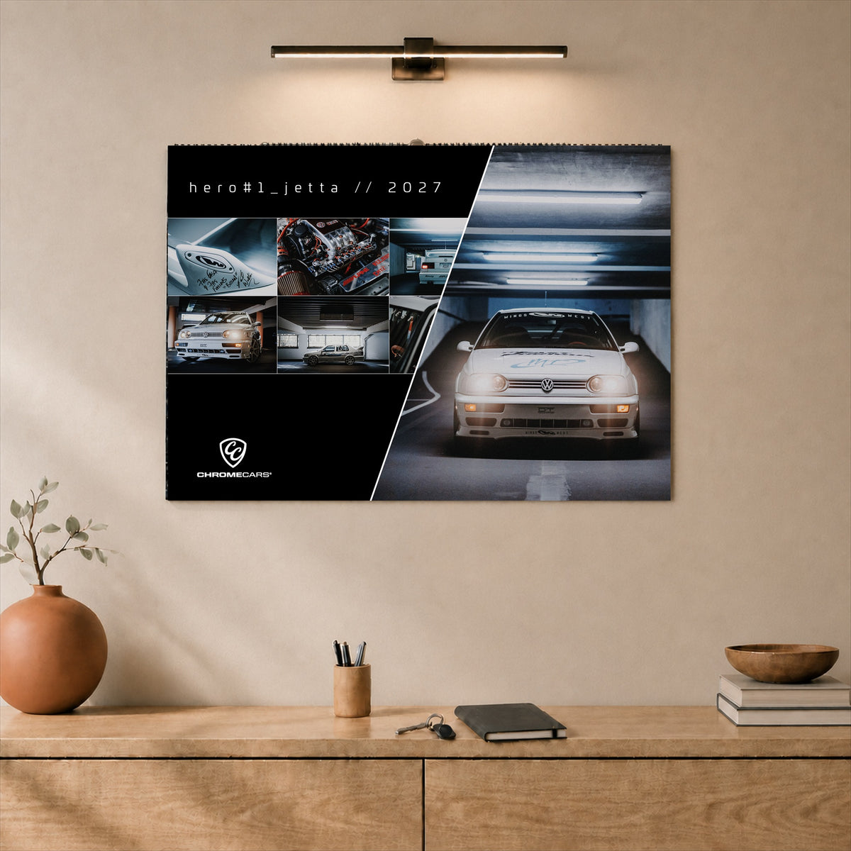 Jesse’s Jetta – Kalender 2027 Querformat – Titelansicht im Raum