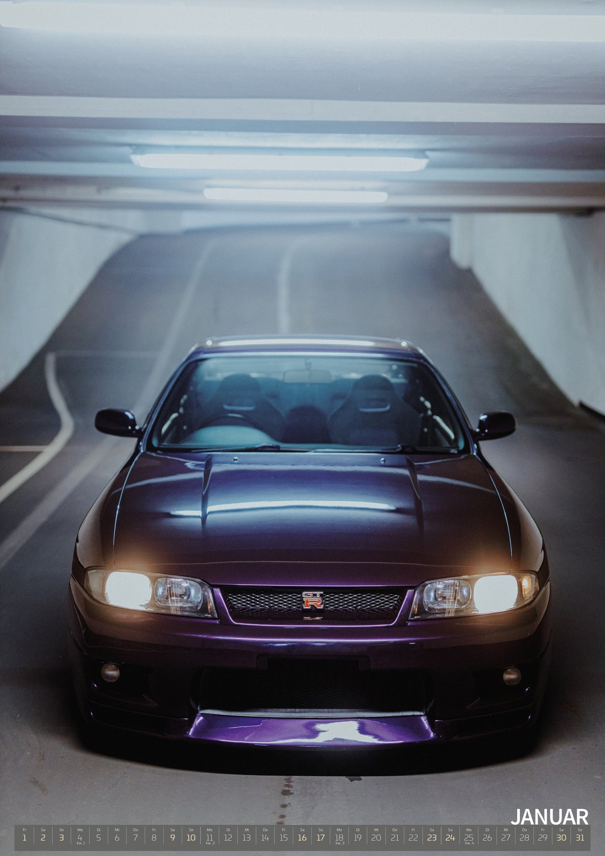 Midnight Purple I Kalender 2027 – Januar: Die Front des Nissan Skyline R33 füllt das Hochformat; Scheinwerfer, Kühlergrill und der violette Frontsplitter liegen im kalten Deckenlicht