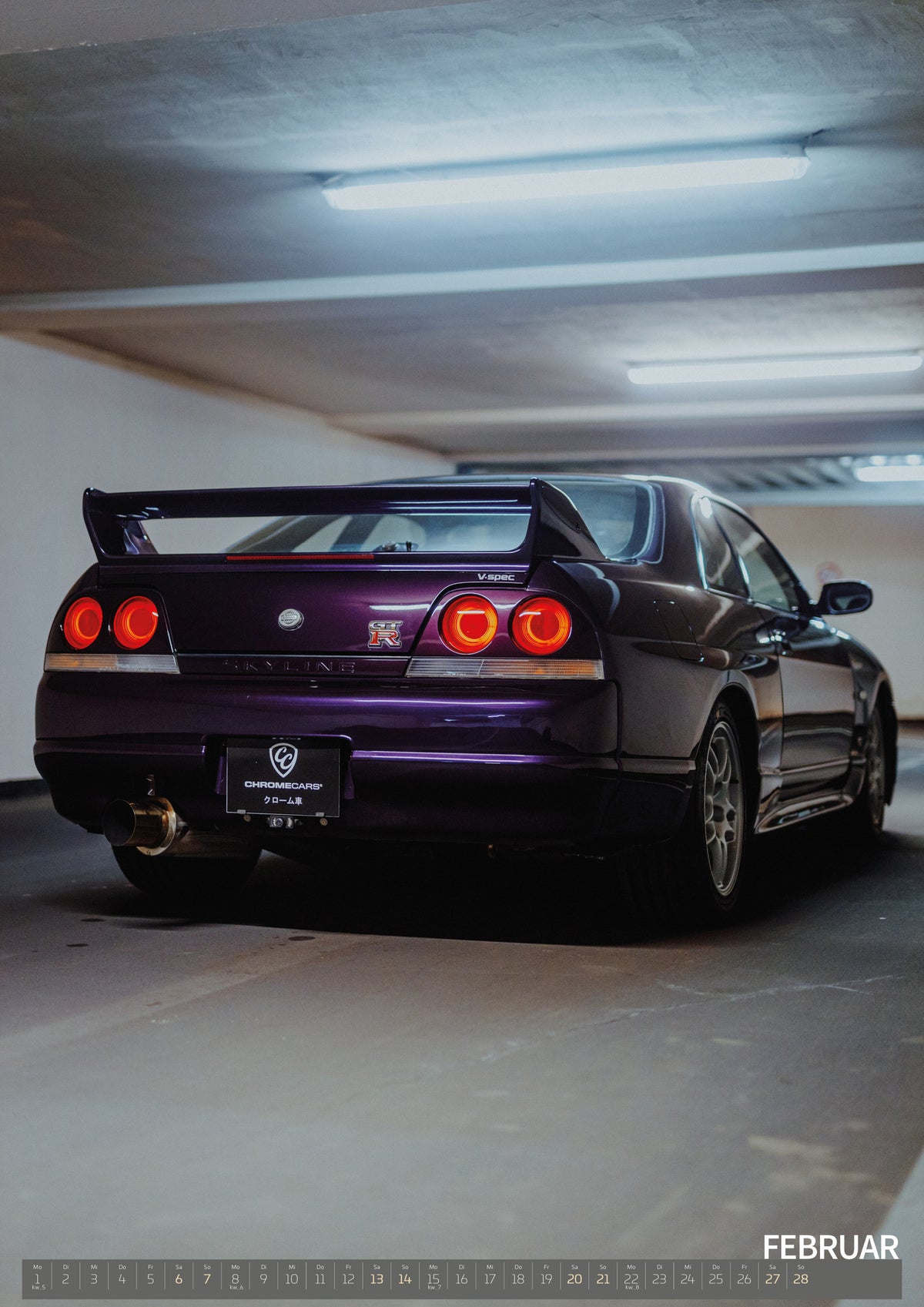 Midnight Purple I Kalender 2027 – Februar: Der Nissan Skyline R33 ist hochkant von hinten fotografiert; die vier roten Rundlichter leuchten unter langen Neonröhren